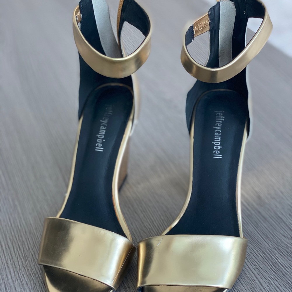 Gold shoes ✨